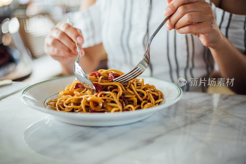 女人吃美味，专注在手