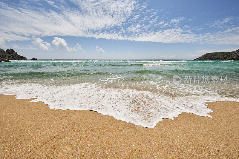 6月一个阳光明媚的日子，南康沃尔的佩德・范德海滩的海岸线上，海浪拍打着。广角视图。