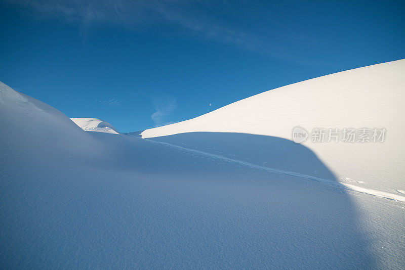 冬雪覆盖的小山