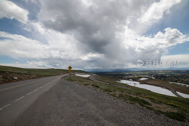 熊牙路过高速公路的场景