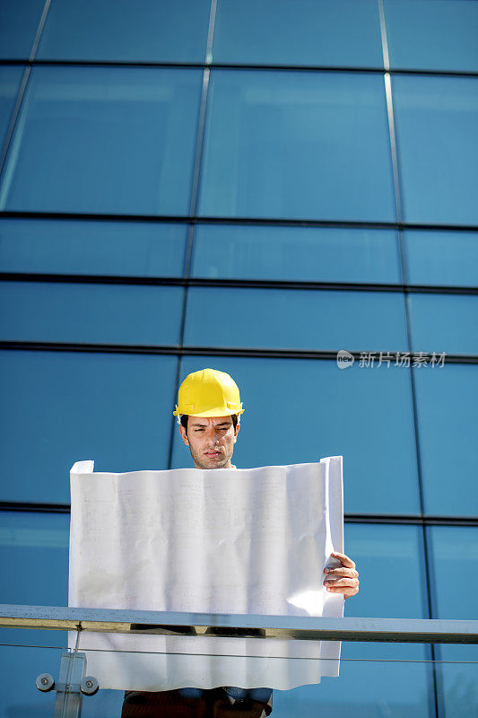 建筑师在室外分析设计图