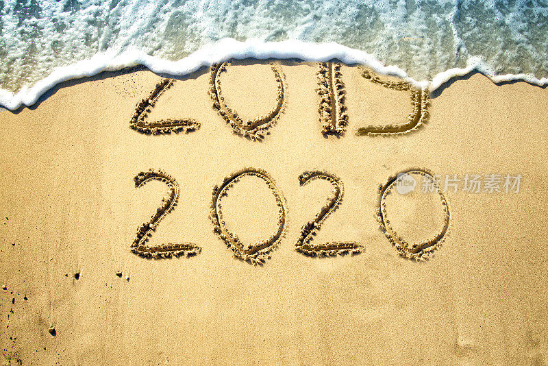 在海滩上迎接2020年