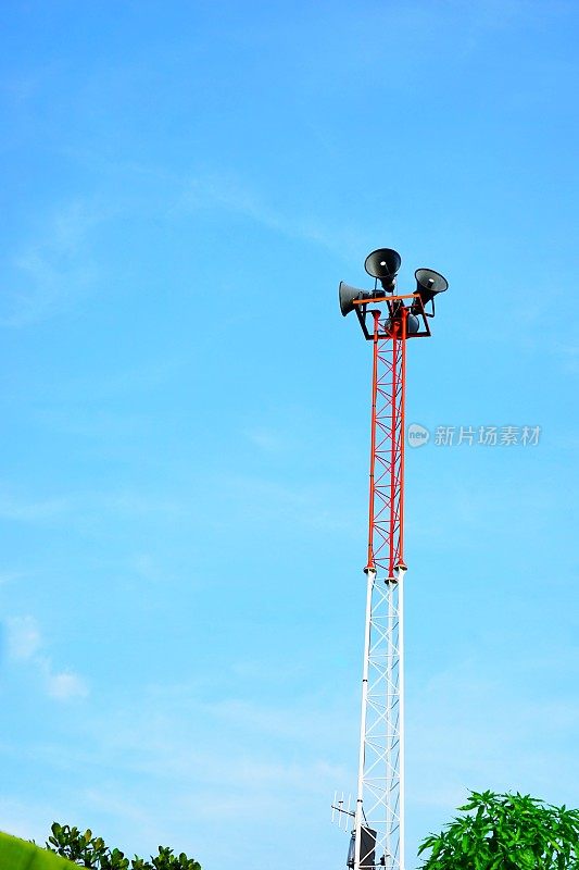 有天空背景的扬声器