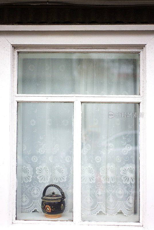 冰岛，雷克雅未克:带有漂亮花边窗帘的老白色窗户
