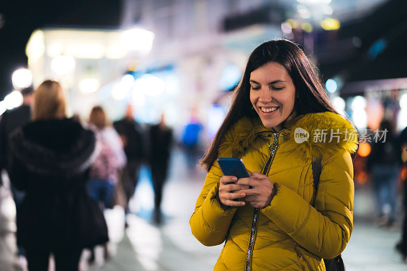 在街上打电话的女人