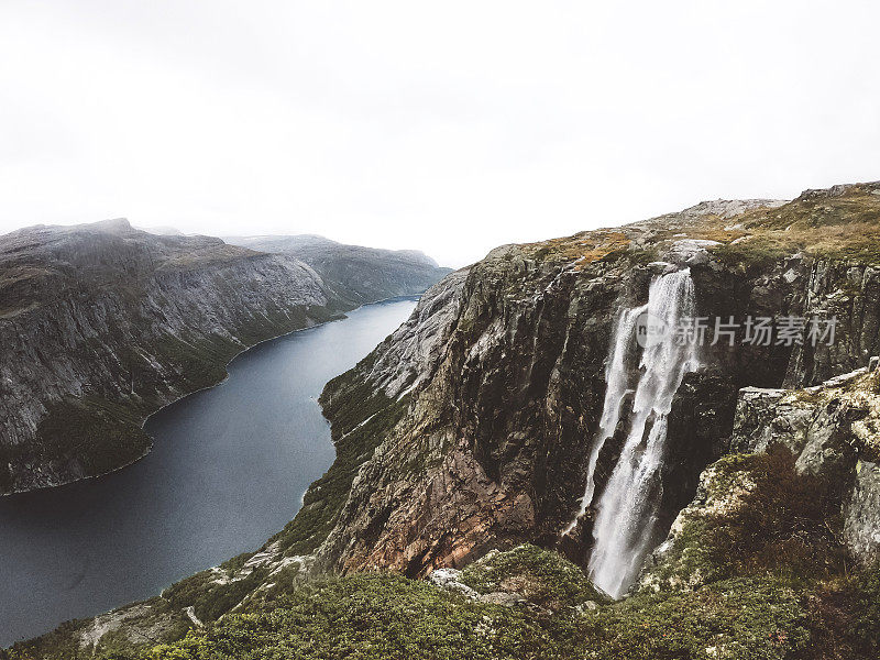 挪威巨魔之洞的瀑布景观