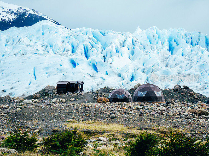 在巴塔哥尼亚的莫雷诺冰川附近有两个冰屋和一个小木屋