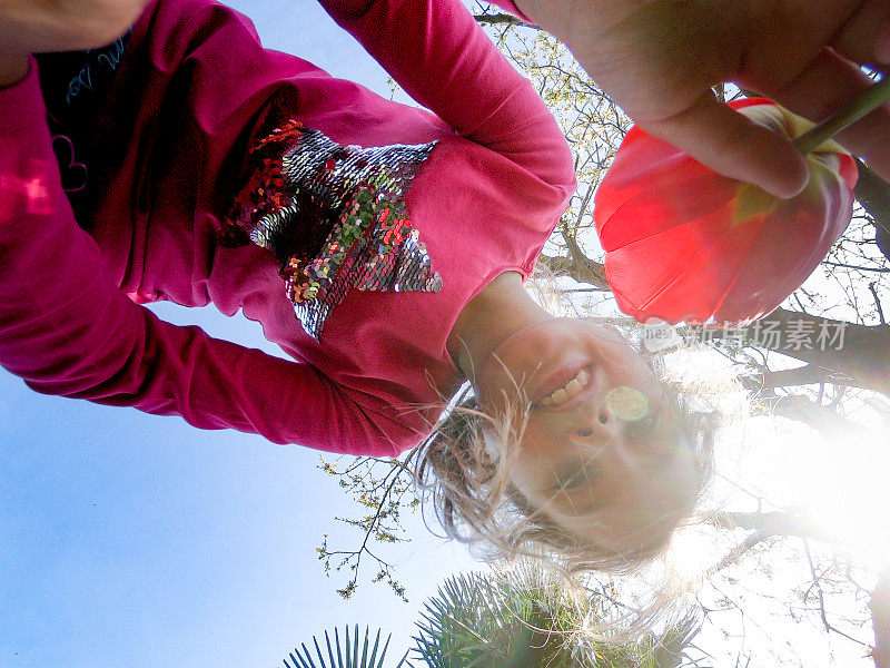 微笑的少女摘罂粟花
