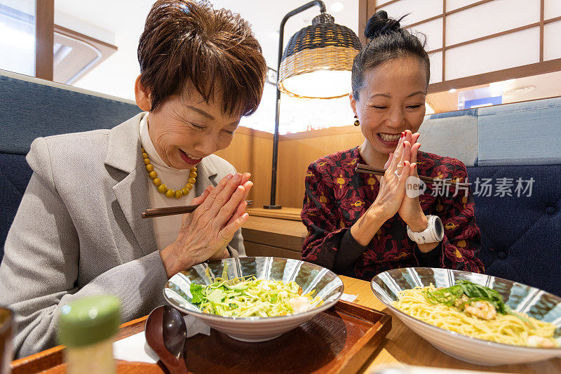 日本女性享受美食