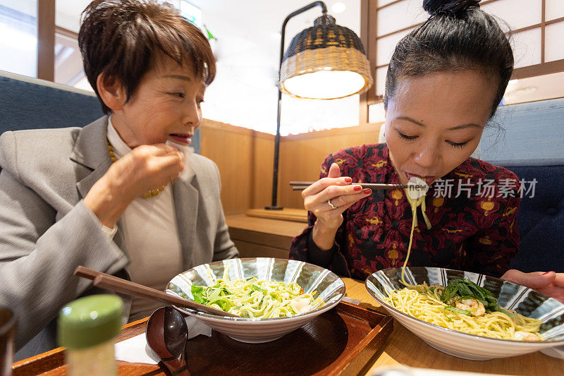 日本女性享受美食