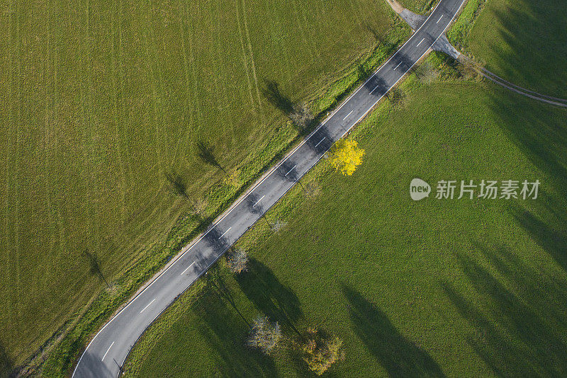 鸟瞰图的乡村道路和秋天的风景