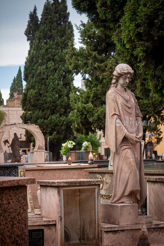 模糊背景下的意大利公墓纪念死者日的基督教雕像