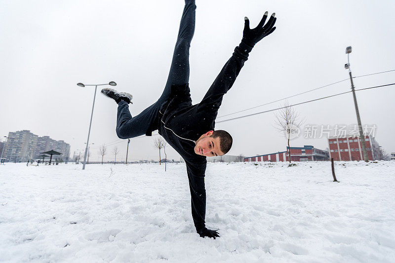 杂技在雪地上