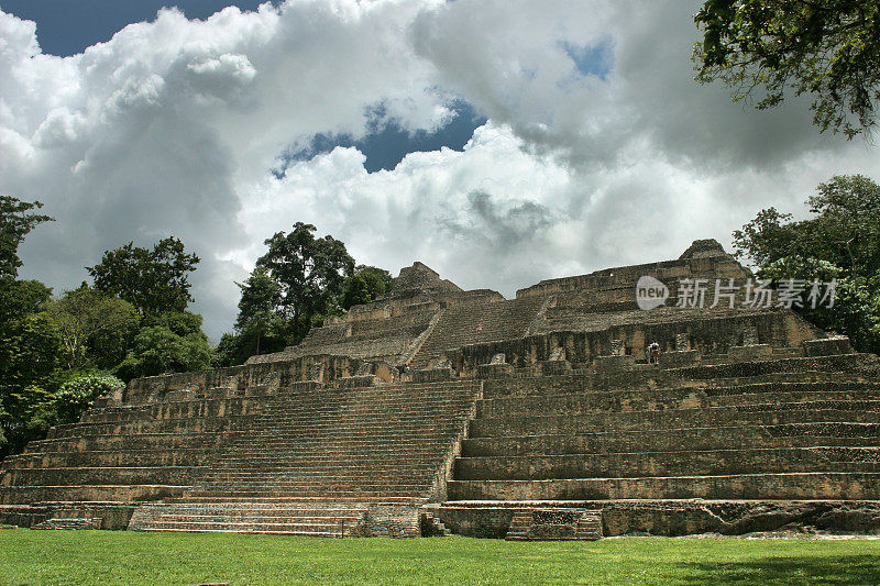 在伯利兹金字塔玛雅卡拉科尔卡阿纳神庙上，暴风雨的乌云笼罩着游客
