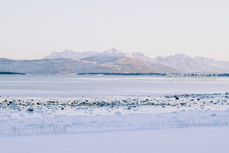 挪威北部Senja岛冬季的日落