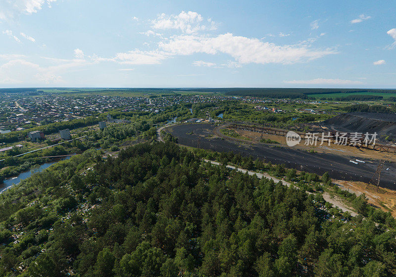列日市的森林墓地和工业区。斯维尔德洛夫斯克地区,俄罗斯。空中,夏天,阳光明媚