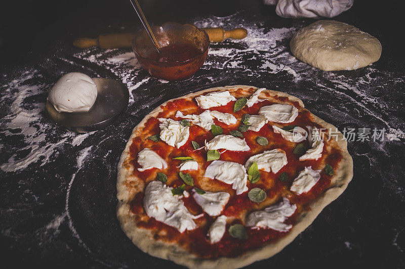 在家做一个真正的意大利披萨