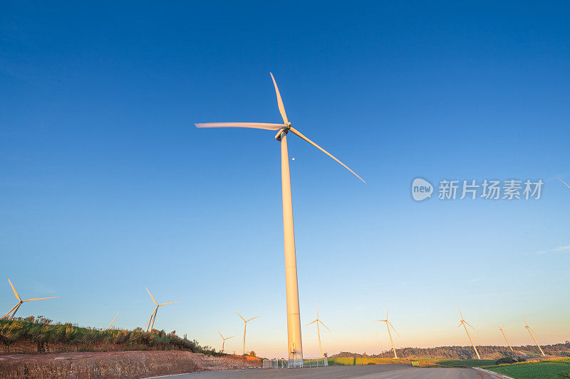 大自然的风力涡轮机和太阳能板与高压电线在山区清洁能源