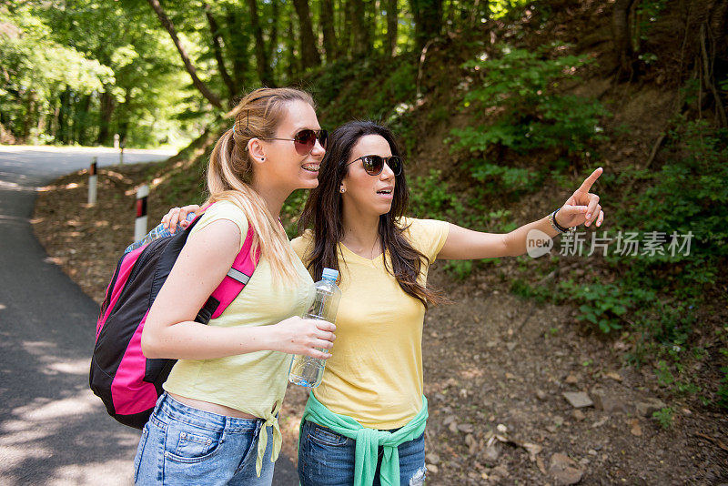 年轻女性一起旅行，自驾游，徒步旅行，背包旅行，