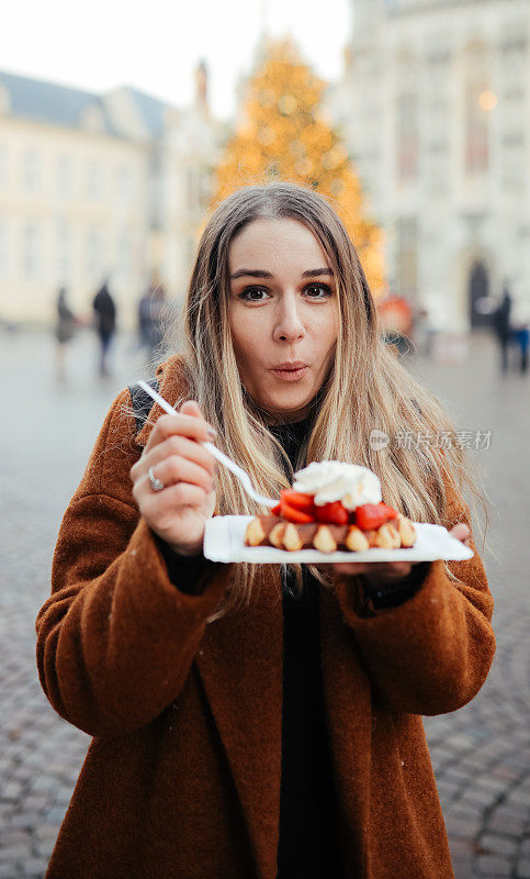 吃比利时华夫饼的女人