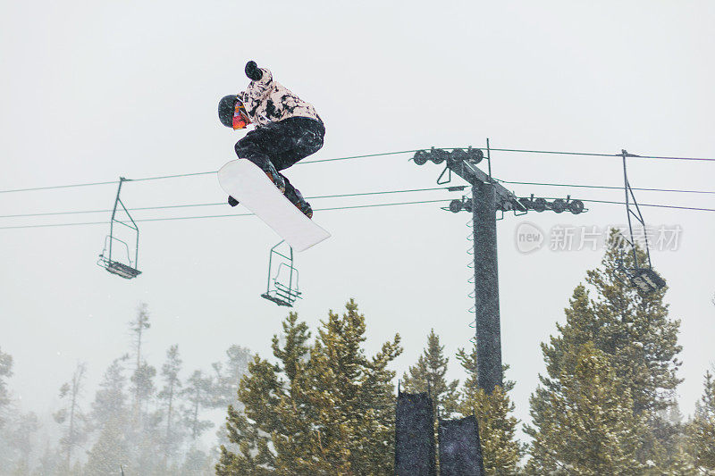 在科罗拉多州落基山脉的滑雪度假村小镇滑雪和单板滑雪活动