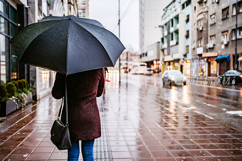 在雨中行走的女人