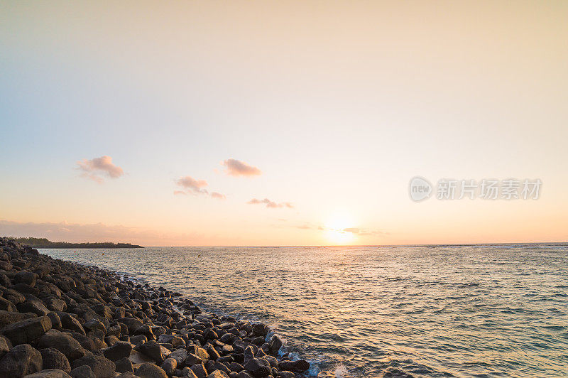 印度尼西亚巴厘岛日落时热带海滩海的宽角视图