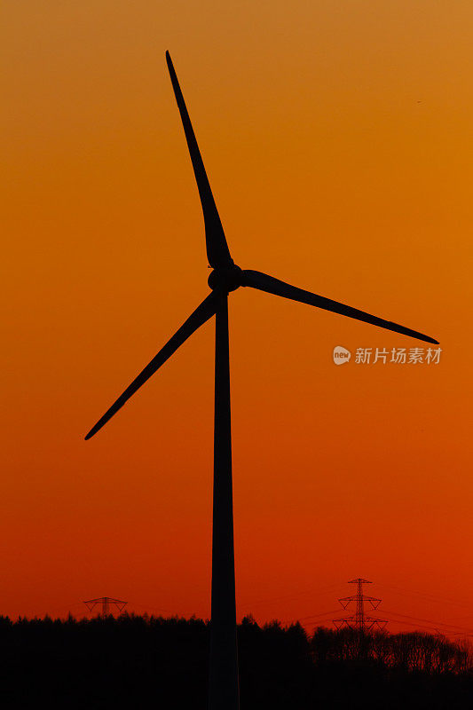日落时风力涡轮机的特写镜头
