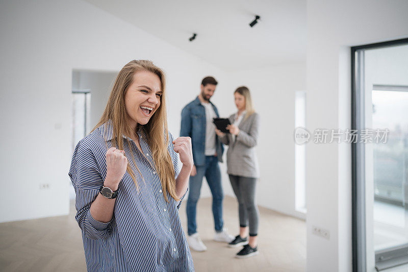 这个年轻的女孩很高兴和她的丈夫买了她的第一套房子。