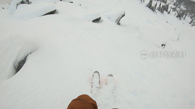 第一人称视角POV背国家滑雪下山高山斜坡