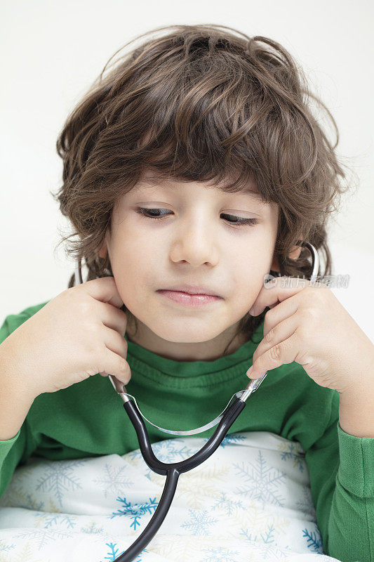 生病的小男孩在用听诊器