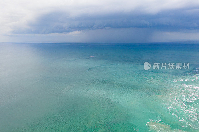 巴厘岛-蓝绿色的海洋，和大雨云的背景