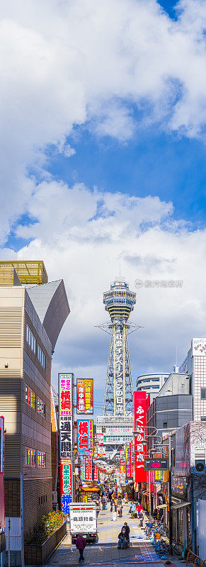 大阪Tsutenkaku大厦俯瞰Shinsekai五颜六色拥挤的街道旗帜日本