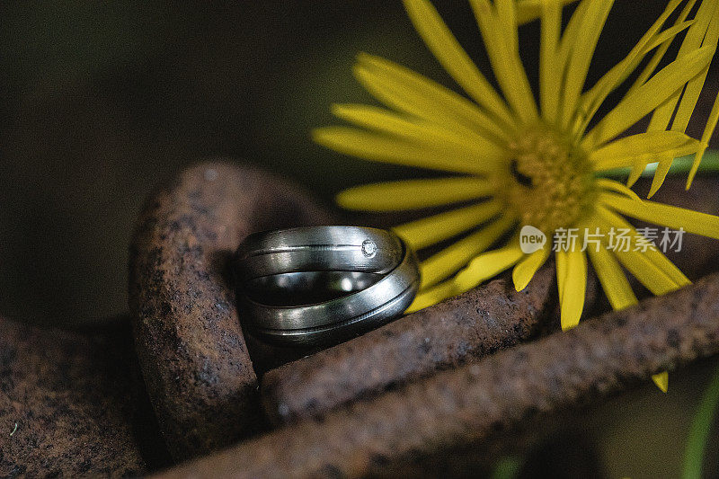 在旧金属上的两个结婚戒指的微距照片