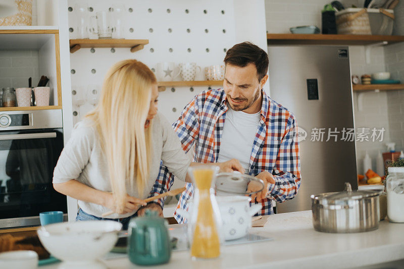 夫妇厨房感情库存照片