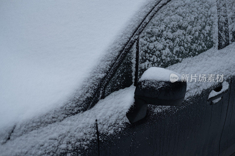 蒙特利尔大雪下的汽车