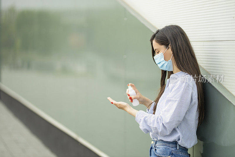 用抗菌洗手液洗手的女人