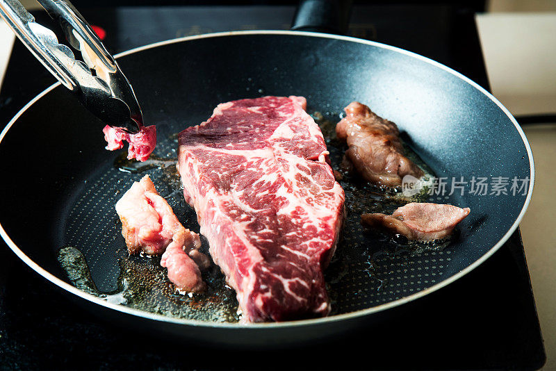 和牛日本牛肉在平底锅上煎