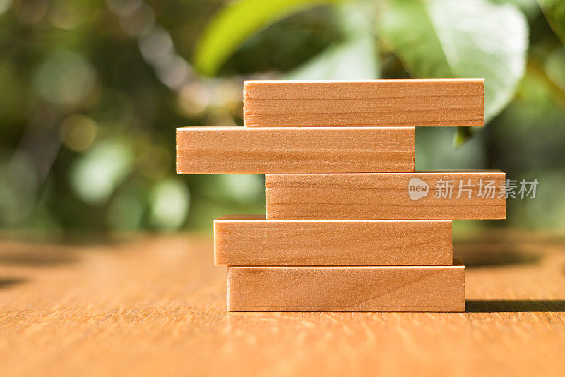 一片片的木块堆叠在一起，构筑一个商业战略、成功的阶梯，复制一个商业成长的概念空间