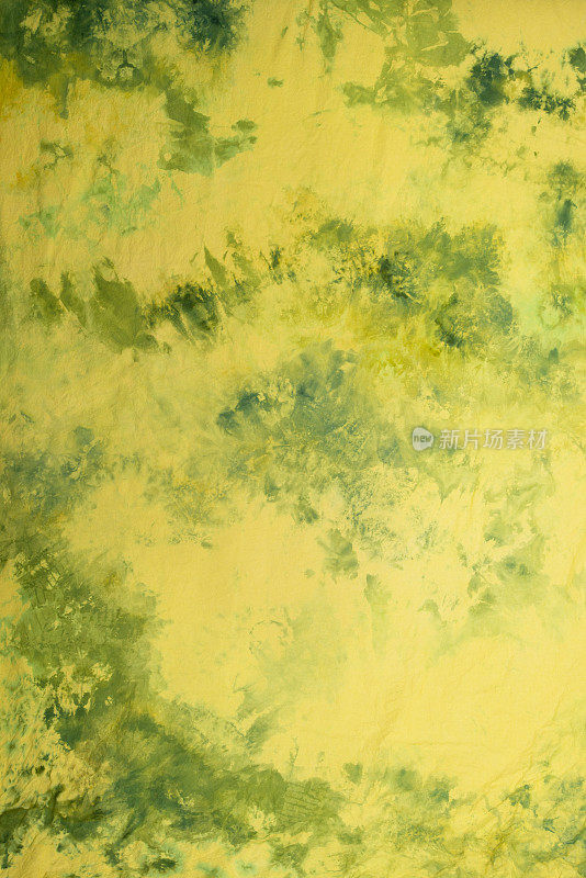 薄纱冰染底色，黄色与绿色抽象图案。