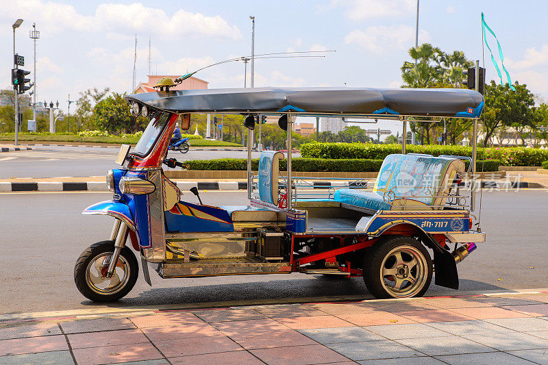 曼谷嘟嘟出租车三轮车停在路边。
