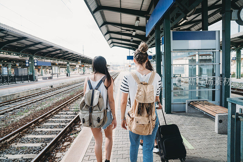 三个朋友一起享受旅行-后视图