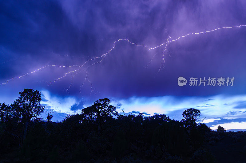 雷击暴雨天气风景优美