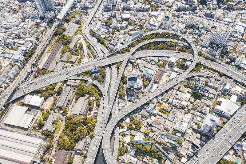 无人机鸟瞰泰国首都曼谷的高速公路和立交桥交叉口道路的建筑结构和交通概念