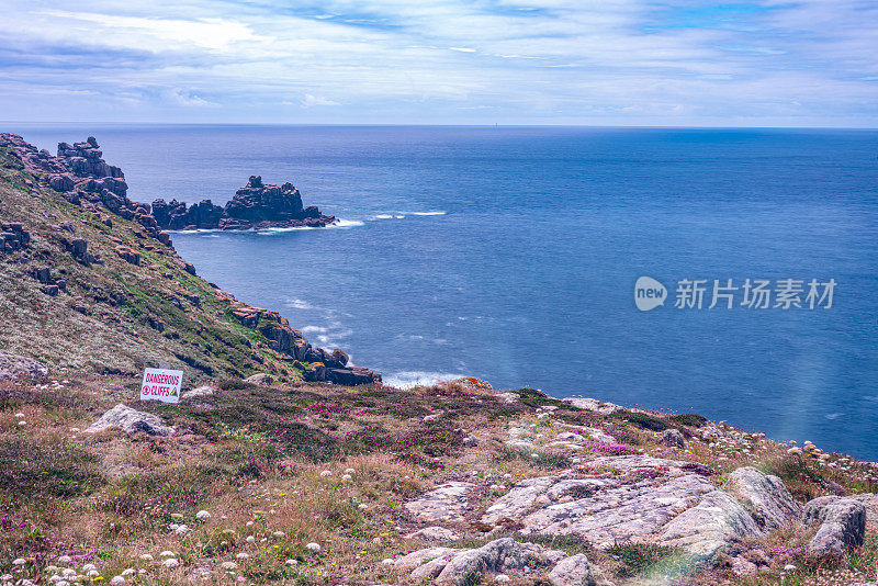 从陆地尽头的半岛看过去的岩石。