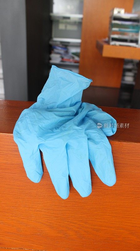 蓝色防护口罩和手套