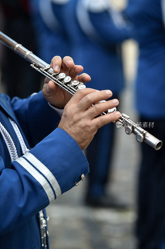 军乐队成员在仪式上表演。细节与音乐家演奏长笛。