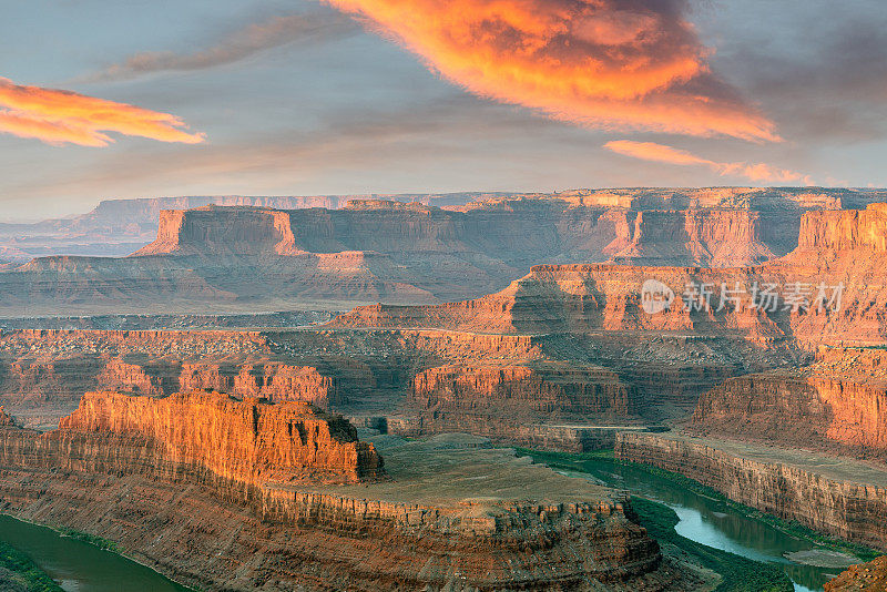 美国西南部犹他州科罗拉多河的日出景观
