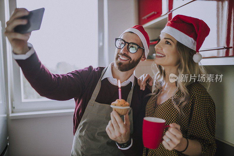 情侣们在圣诞节或新年玩得开心，用智能手机自拍