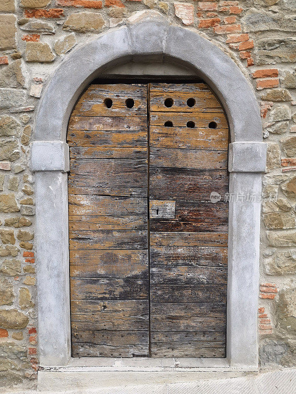 古老的门在蓬特阿格利斯托利，佛罗伦萨省，托斯卡纳